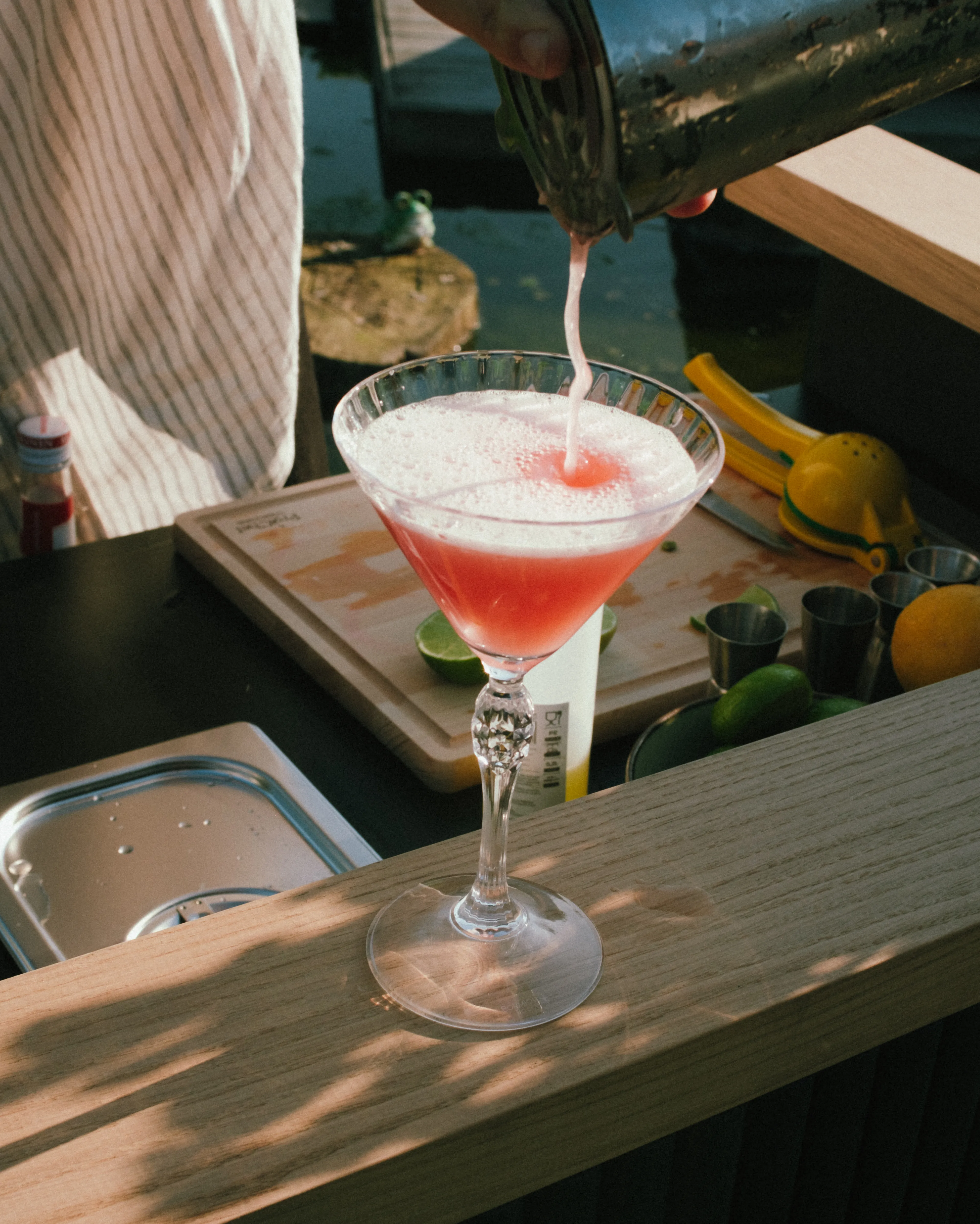 Cocktail wordt ingeschonken